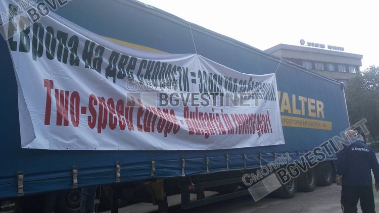Тирове и камиони в редица на изхода на Смолян, превозвачите протестират