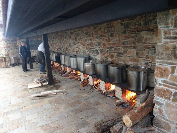 Спасов ден събира стотици на параклиса над Смолян