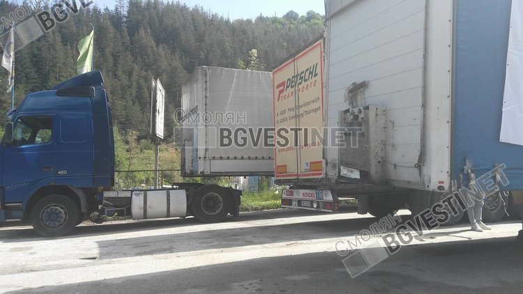 Тирове и камиони в редица на изхода на Смолян, превозвачите протестират