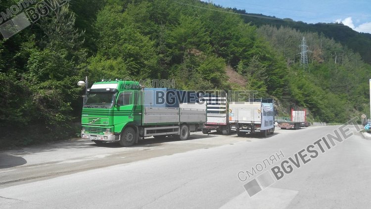 Тирове и камиони в редица на изхода на Смолян, превозвачите протестират