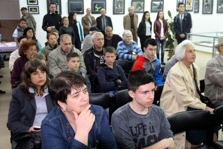 Младите фотографи от „Орфей“ направиха изложба, вече имат студио за работа