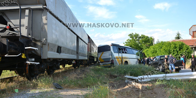 Товарен влак помете автобус, петима в болница
