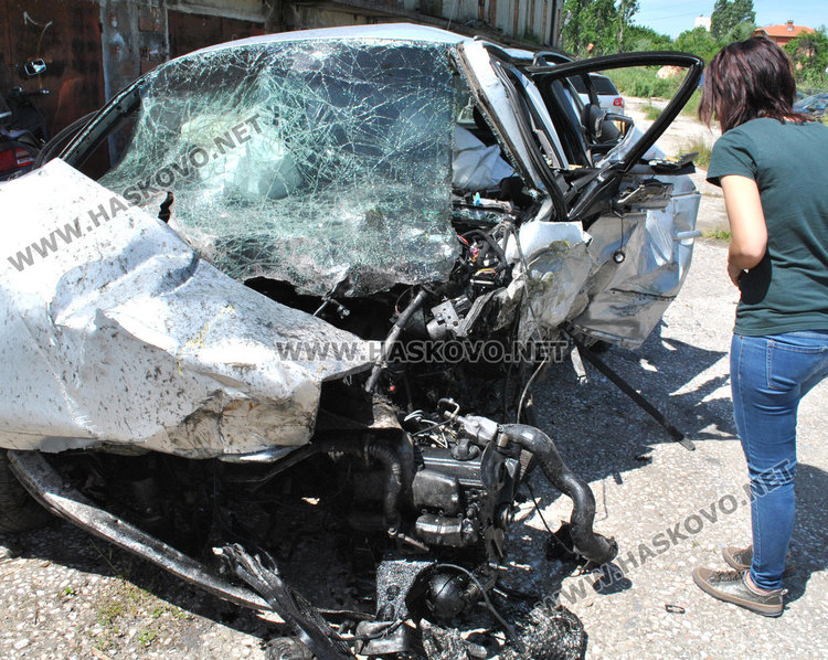 22-годишен загина на място, разбивайки кръговото на Кърджалийска
