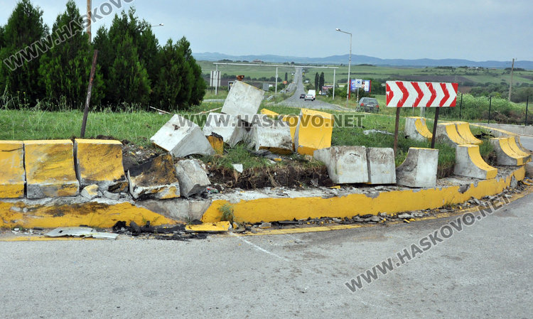 22-годишен загина на място, разбивайки кръговото на Кърджалийска