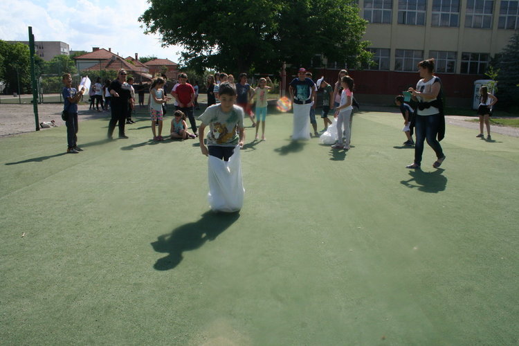 Клуб „От извора“ приключи годишните си занимания с голяма забава