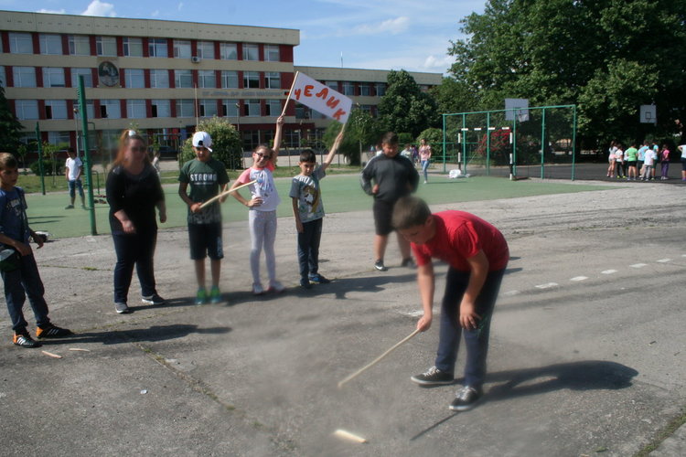 Клуб „От извора“ приключи годишните си занимания с голяма забава