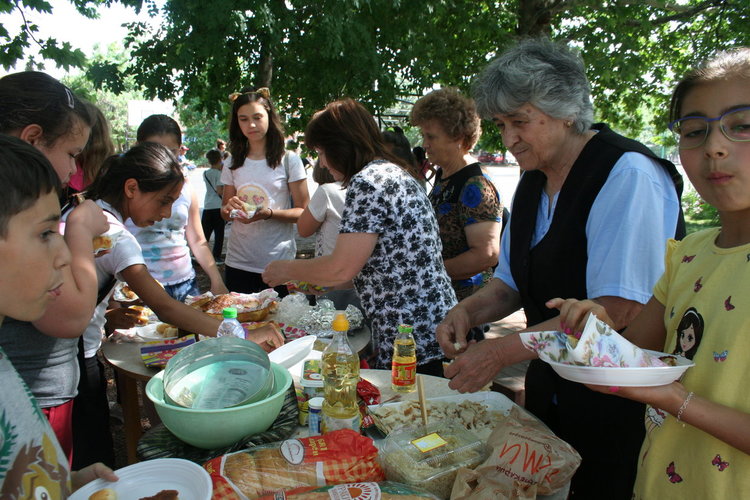 Клуб „От извора“ приключи годишните си занимания с голяма забава