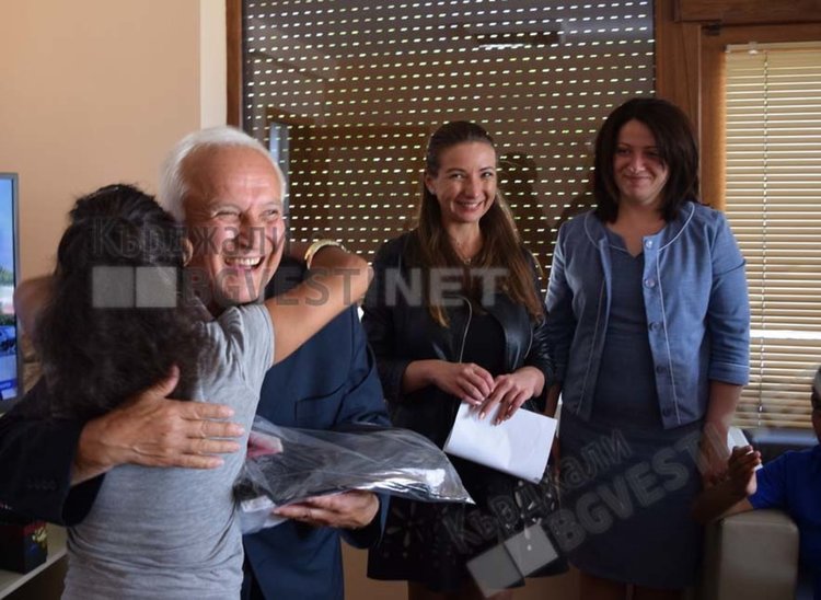 Деца в неравностойно положение в Кърджали получиха дарение, ще имат нови дрехи за море