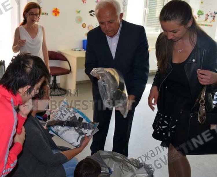 Деца в неравностойно положение в Кърджали получиха дарение, ще имат нови дрехи за море