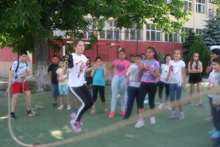 Клуб „От извора“ приключи годишните си занимания с голяма забава