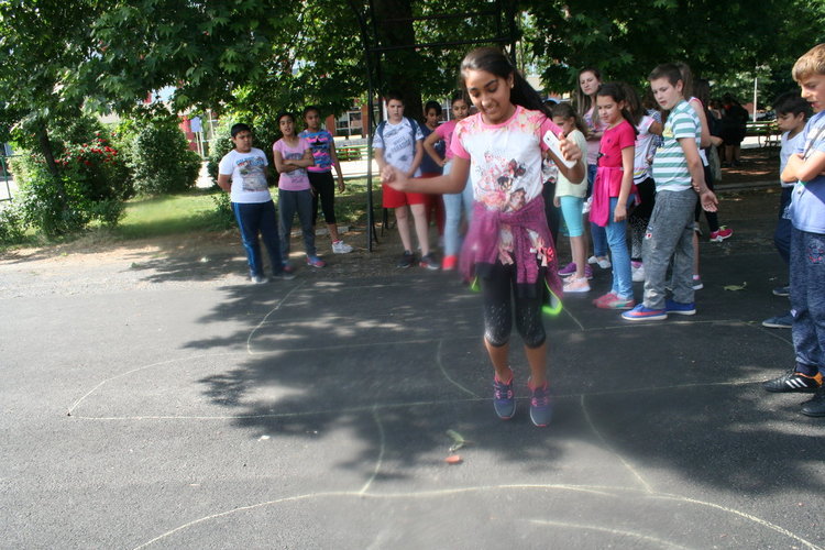 Клуб „От извора“ приключи годишните си занимания с голяма забава