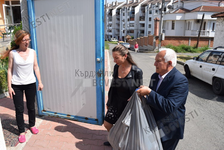 Деца в неравностойно положение в Кърджали получиха дарение, ще имат нови дрехи за море