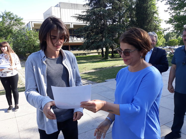 Деца от Кърджали и Одрин рисуват мира в „Заедно на един мост”