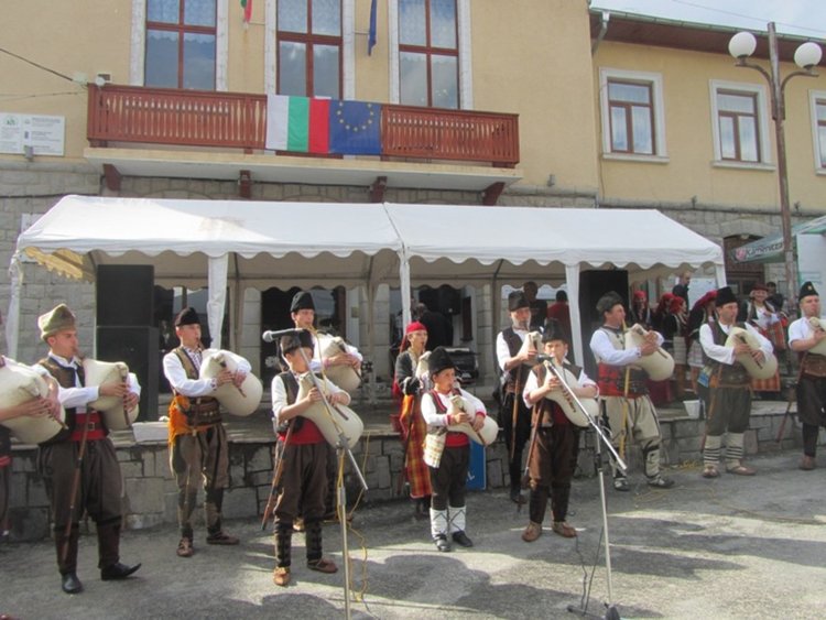 Старинна родопска сватба откри празникът на  Момчиловци