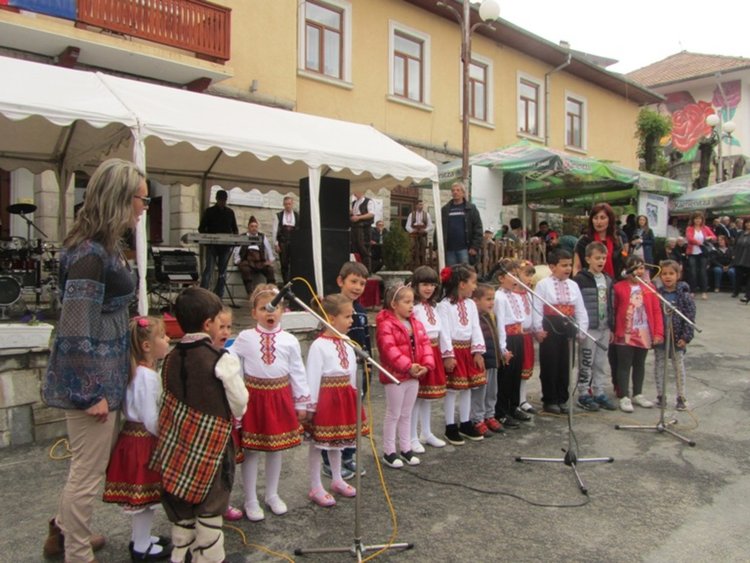 Старинна родопска сватба откри празникът на  Момчиловци