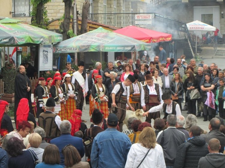 Старинна родопска сватба откри празникът на  Момчиловци
