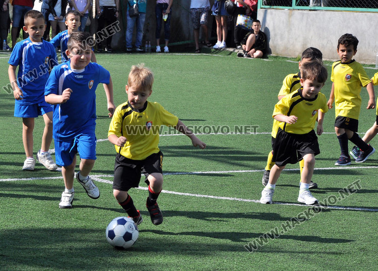 60 малки футболисти показват умения в Кенана