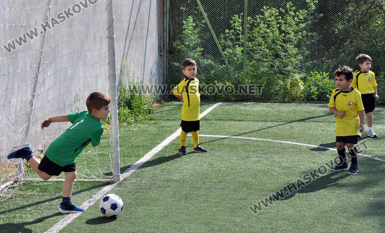 60 малки футболисти показват умения в Кенана