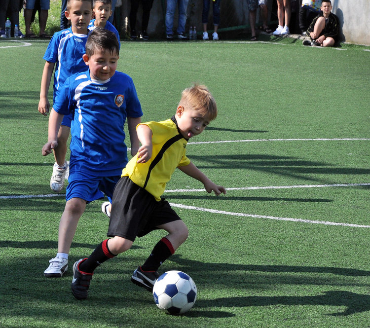 60 малки футболисти показват умения в Кенана