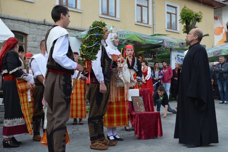 Старинна родопска сватба откри празникът на  Момчиловци