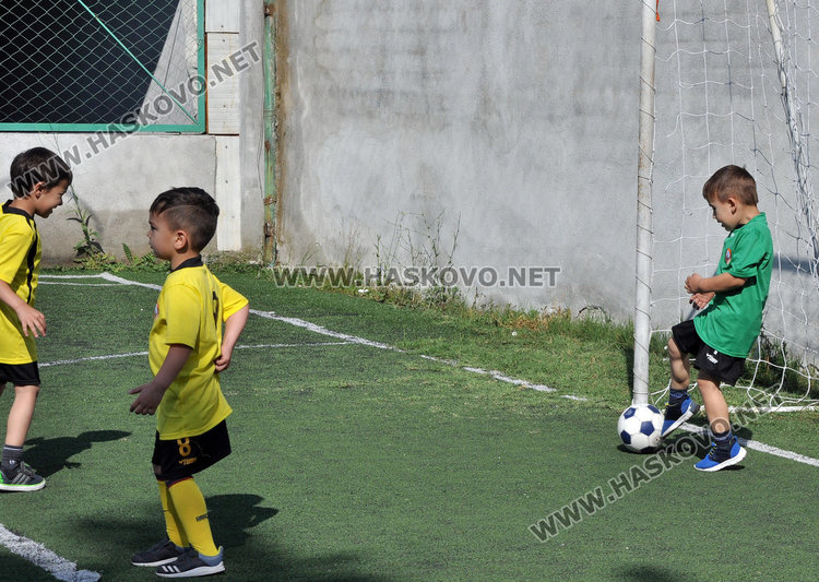 60 малки футболисти показват умения в Кенана