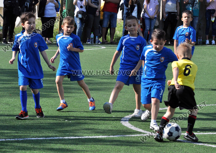 60 малки футболисти показват умения в Кенана