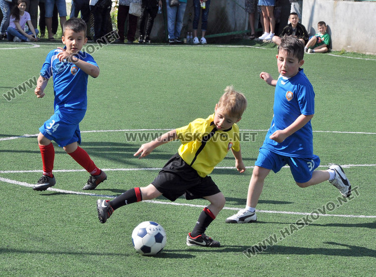 60 малки футболисти показват умения в Кенана