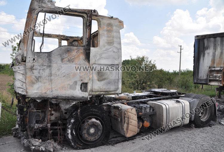 Кърджалийски тир пламна в движение по Е-80