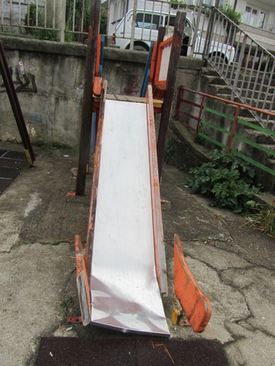 Вандалските прояви в Смолян продължават: измъкнати цветя от кашпите и разрушена детска площадка