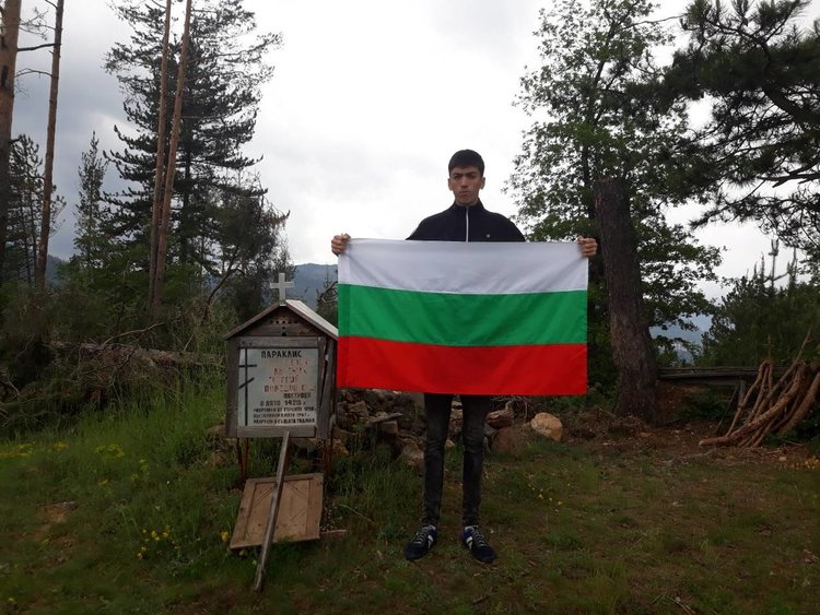Младежи събират дарения, за да възстановят плочата на параклиса  „Св. Георги Победоносец“ край с. Дунево