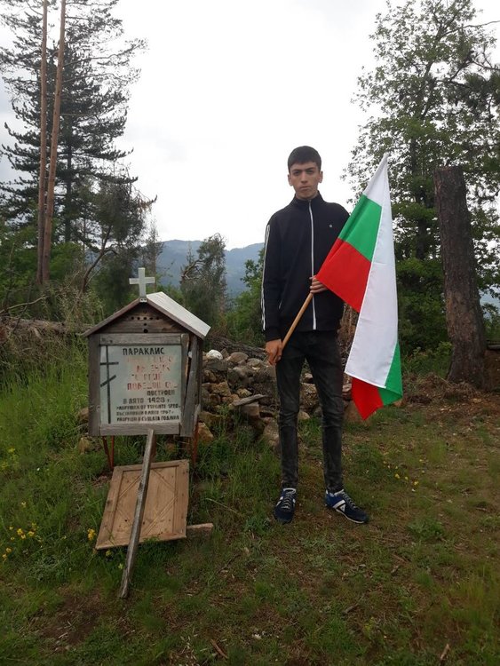 Младежи събират дарения, за да възстановят плочата на параклиса  „Св. Георги Победоносец“ край с. Дунево