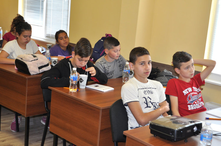 Обучават 100 деца да реагират при горски пожари и бедствия