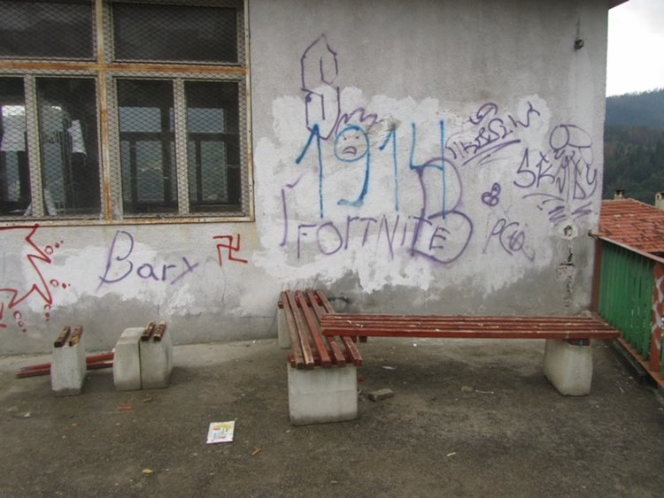 Вандалските прояви в Смолян продължават: измъкнати цветя от кашпите и разрушена детска площадка