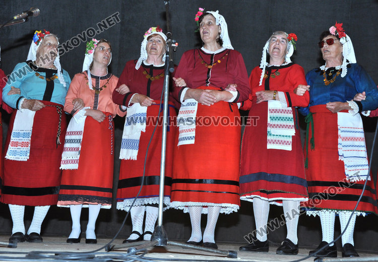 Конушенската фолклорна група също се изяви на сцената