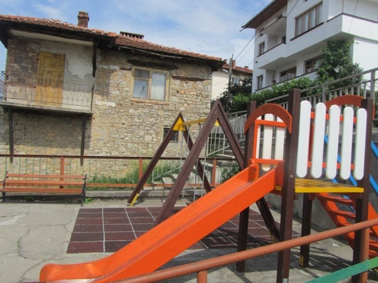 Вандалските прояви в Смолян продължават: измъкнати цветя от кашпите и разрушена детска площадка