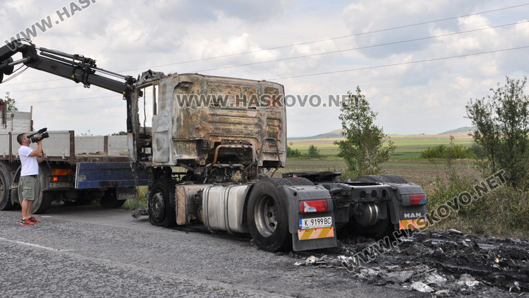 Кърджалийски тир пламна в движение по Е-80