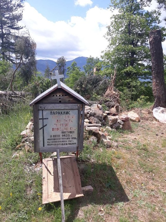 Младежи събират дарения, за да възстановят плочата на параклиса  „Св. Георги Победоносец“ край с. Дунево