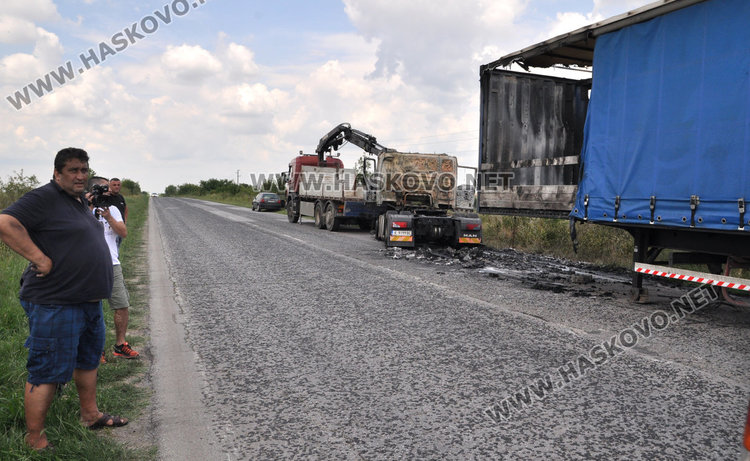 Кърджалийски тир пламна в движение по Е-80