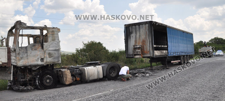 Кърджалийски тир пламна в движение по Е-80