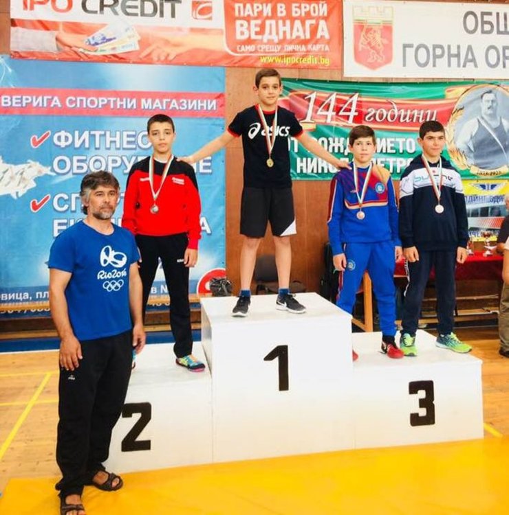 7 медала и отборна титла за малките борци на Димитровград