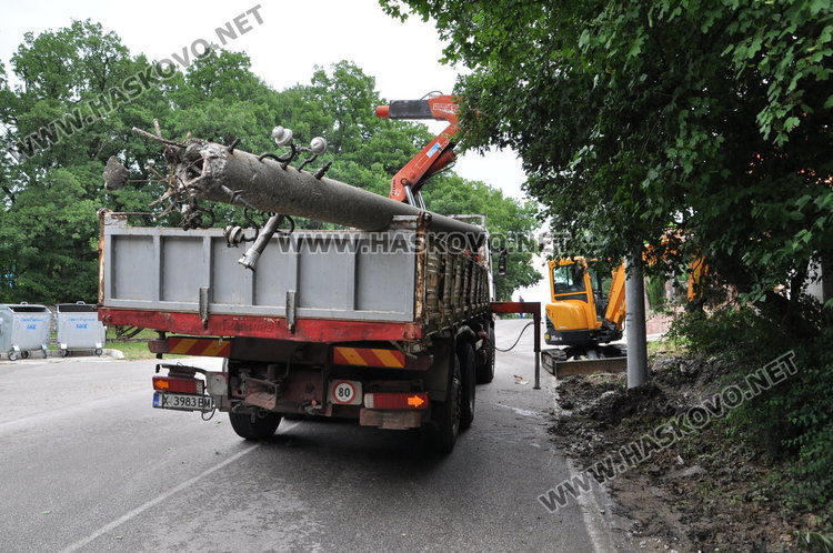Петима младежи и двама възрастни пострадаха в челно меле между БМВ-та