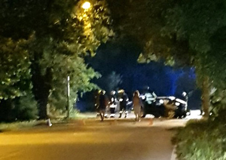 Петима младежи и двама възрастни пострадаха в челно меле между БМВ-та