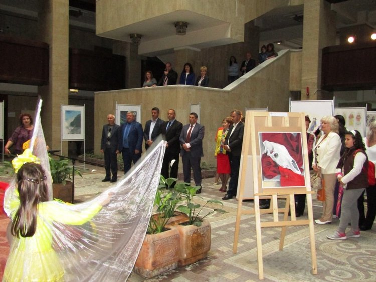 Изложба на млади художници в атриума на областната администрация