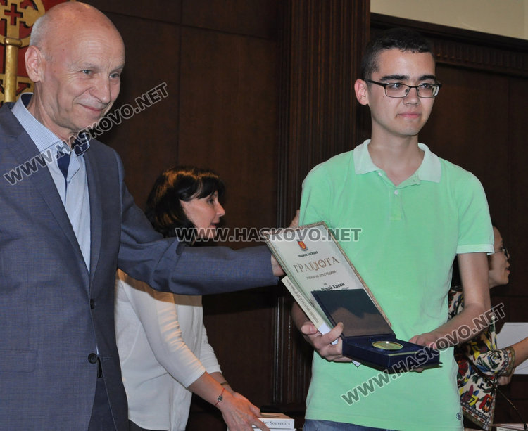 Нури Хасан (вдясно)