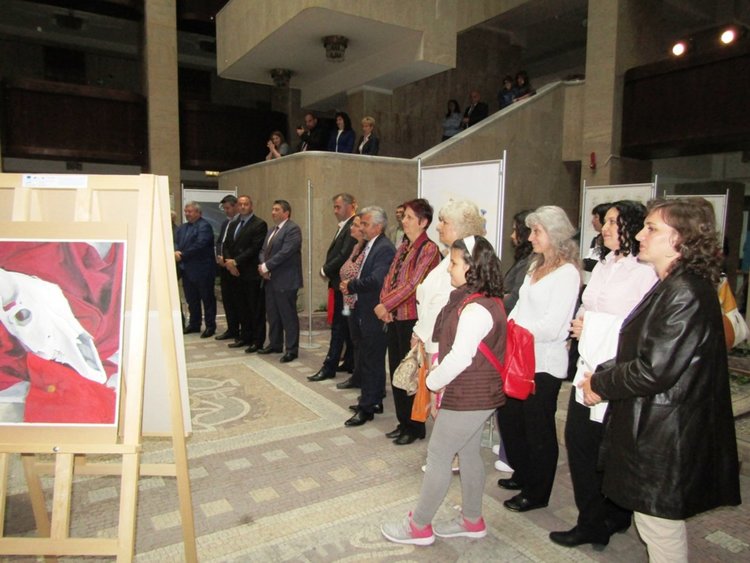 Изложба на млади художници в атриума на областната администрация