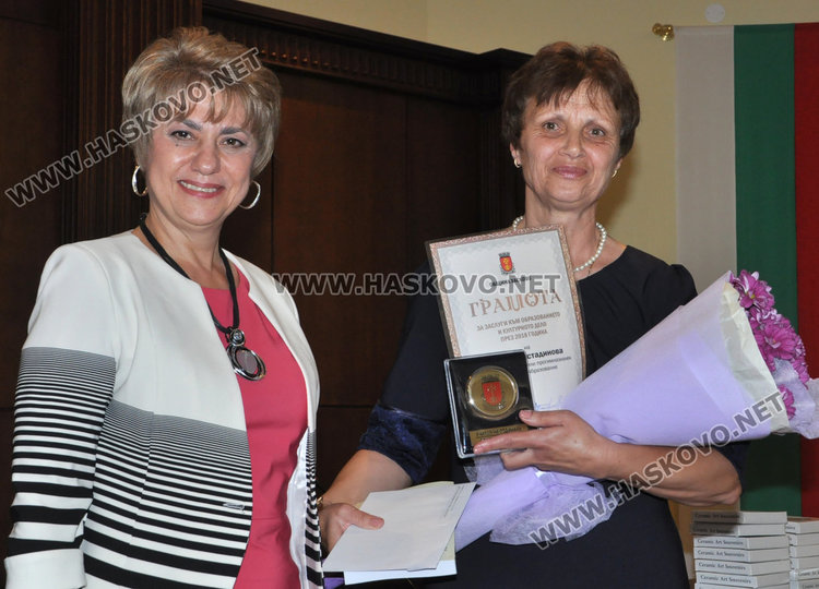 Данка Костадинова (вдясно)