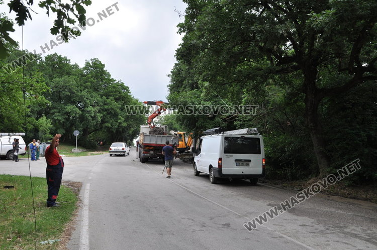 Петима младежи и двама възрастни пострадаха в челно меле между БМВ-та