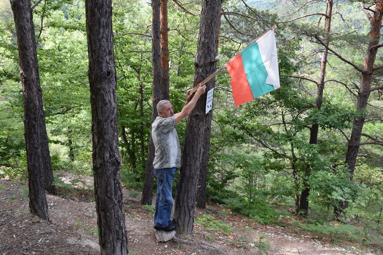 Българското знаме ще посреща туристите на подхода към „Орловите скали“