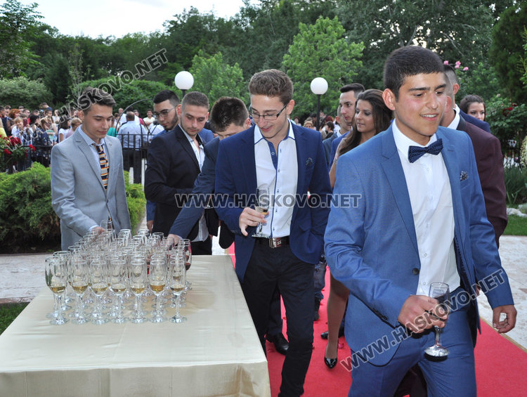 С много настроение и бурно отброяване до 12 започна балът на Механото