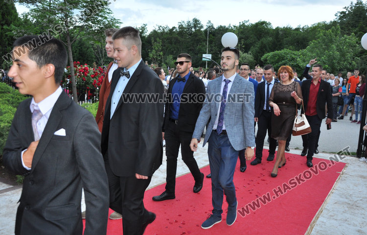 С много настроение и бурно отброяване до 12 започна балът на Механото